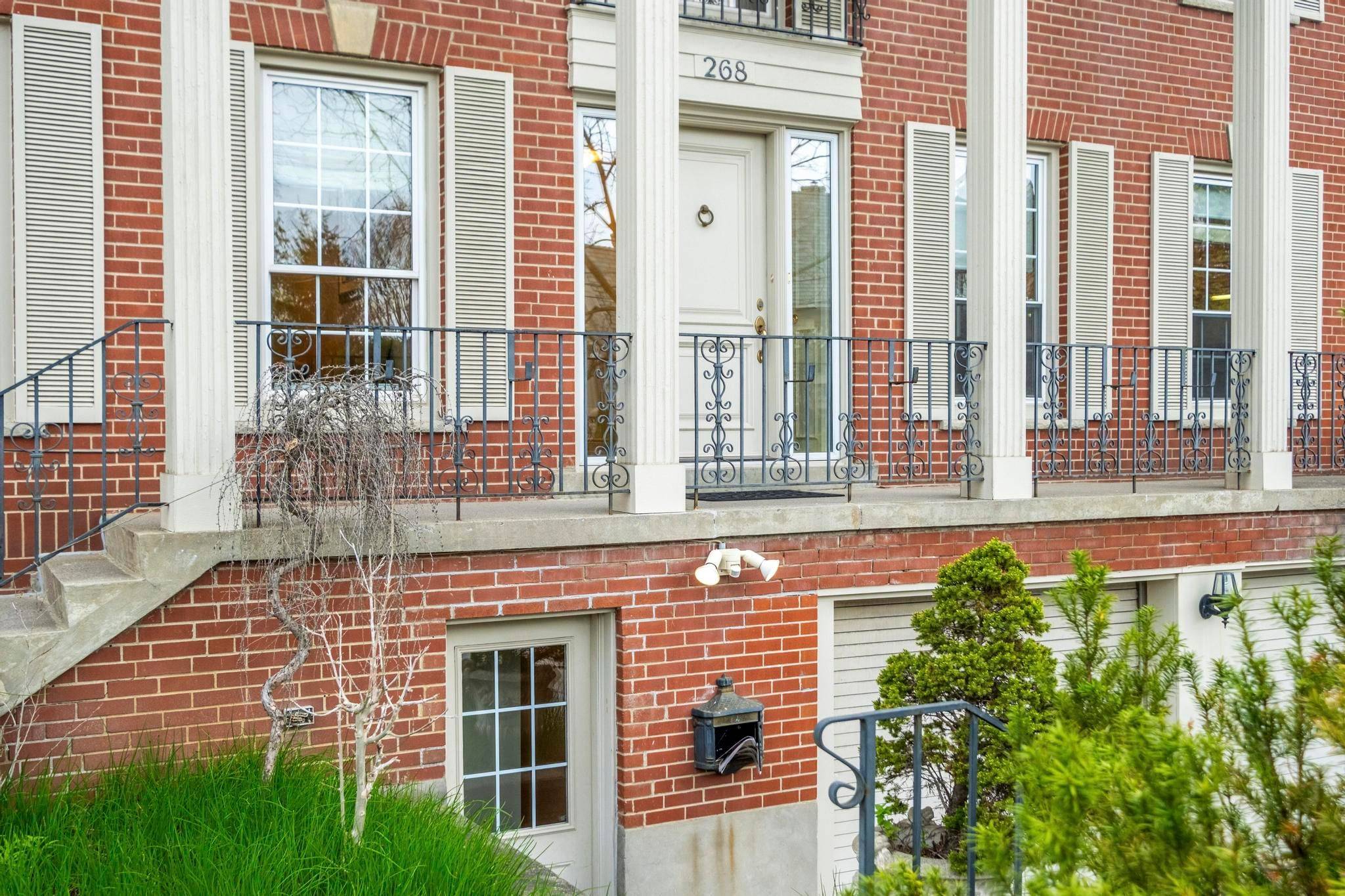 268 Lonsdale RD, Toronto C03, ON M4V 1X1