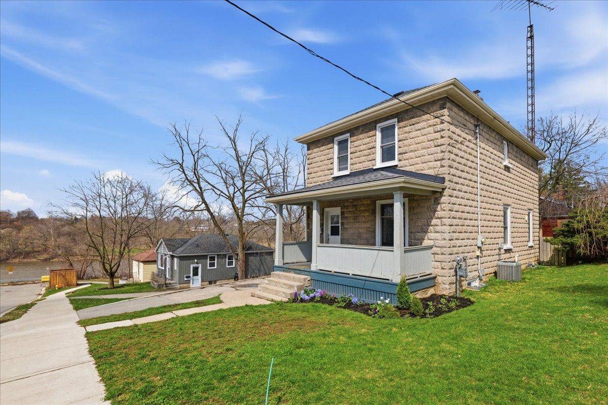 12 Todd ST, Cambridge, ON N1R 1G5
