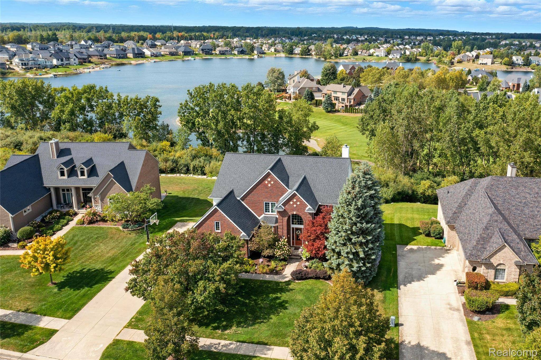 656 Overlook DR, Oxford Charter Township, MI 48371