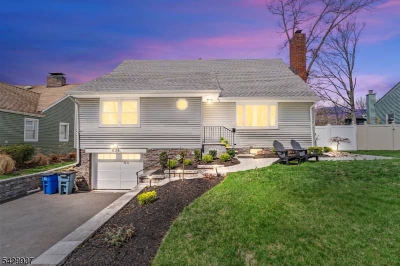 821 Midwood Dr, Rahway City, NJ 07065