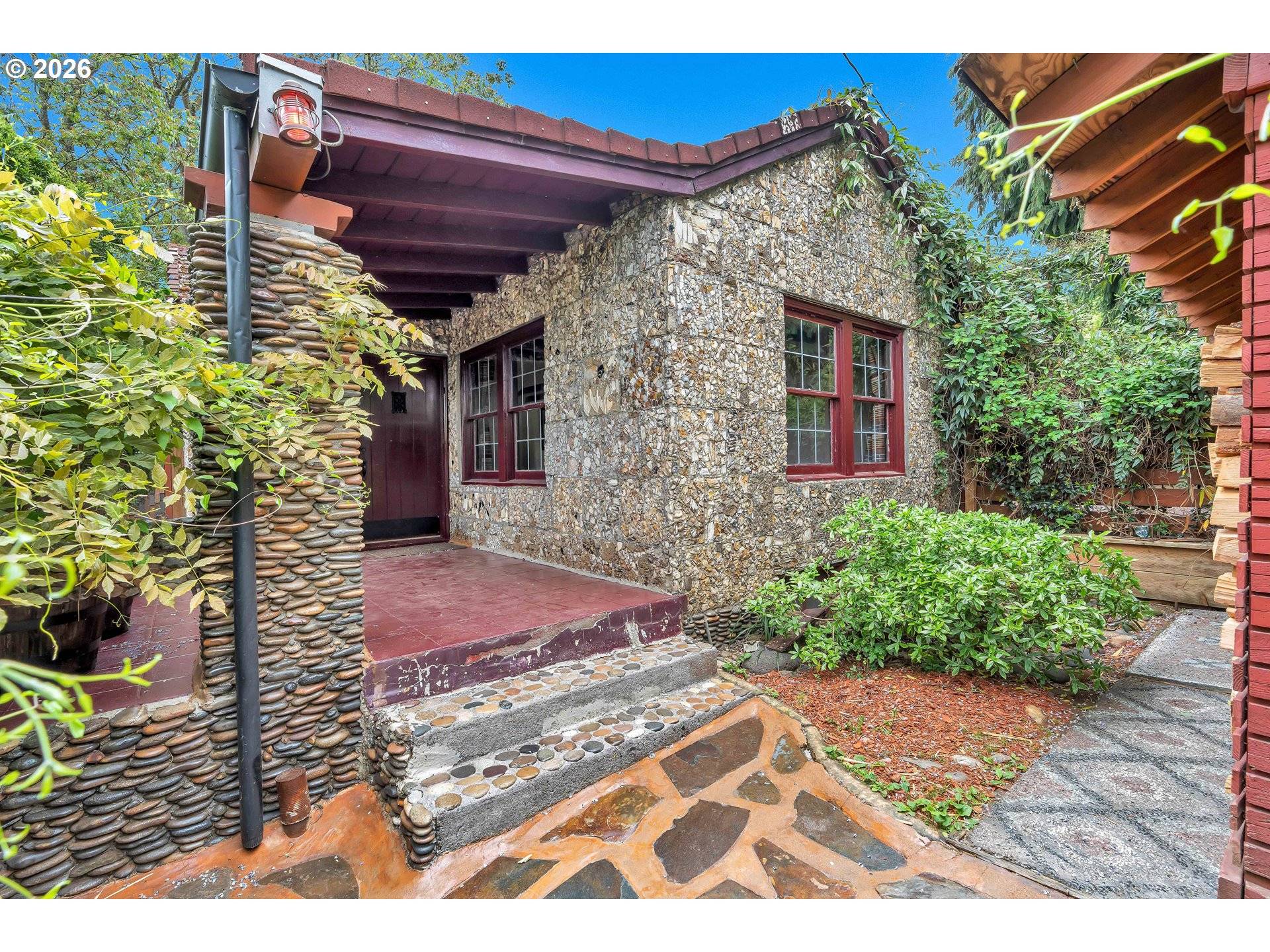 6134 E BURNSIDE ST, Portland, OR 97215