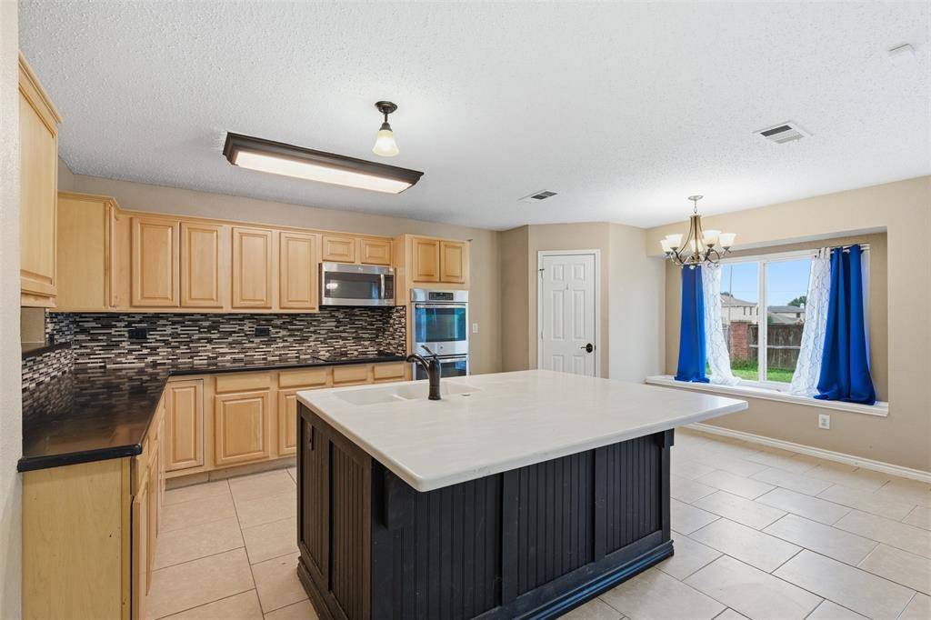 829 Elbe Drive, Arlington, TX 76001