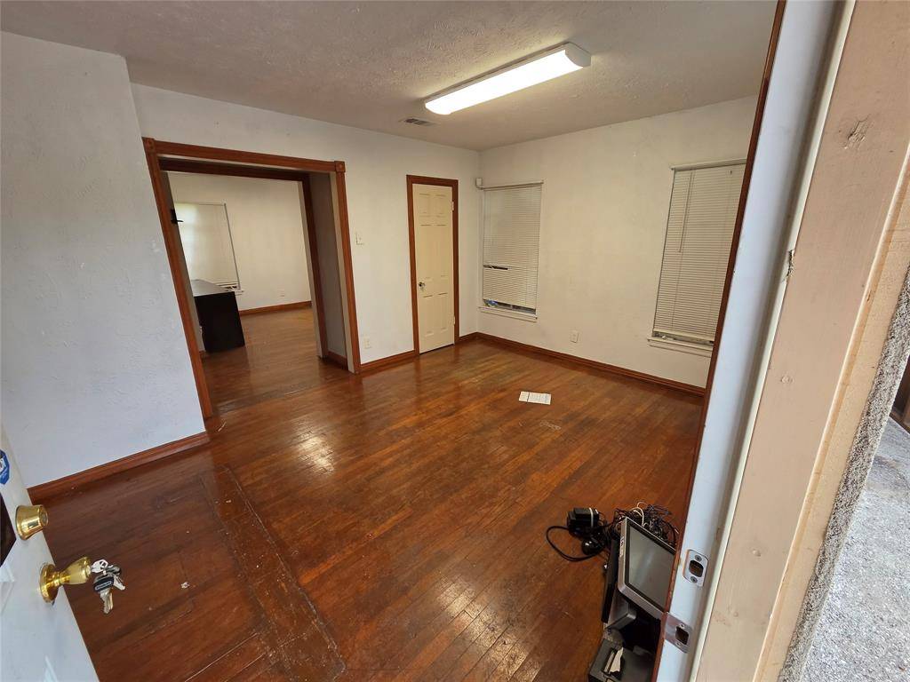 8805 Lake June Road, Dallas, TX 75217