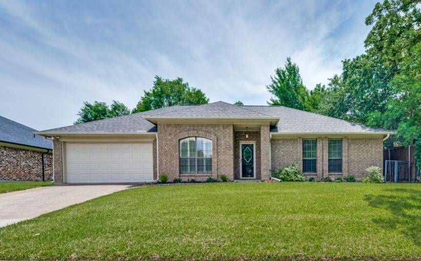 437 Heneretta Drive, Hurst, TX 76054
