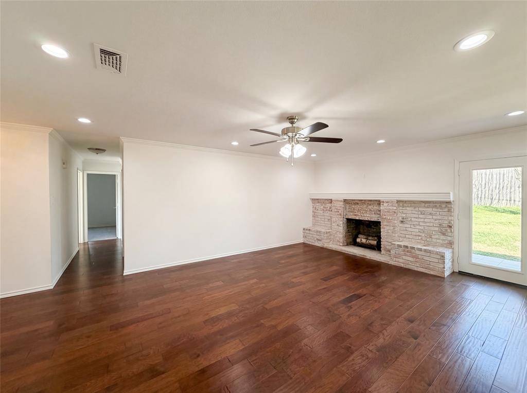 1000 Dorsey Street, Burleson, TX 76028