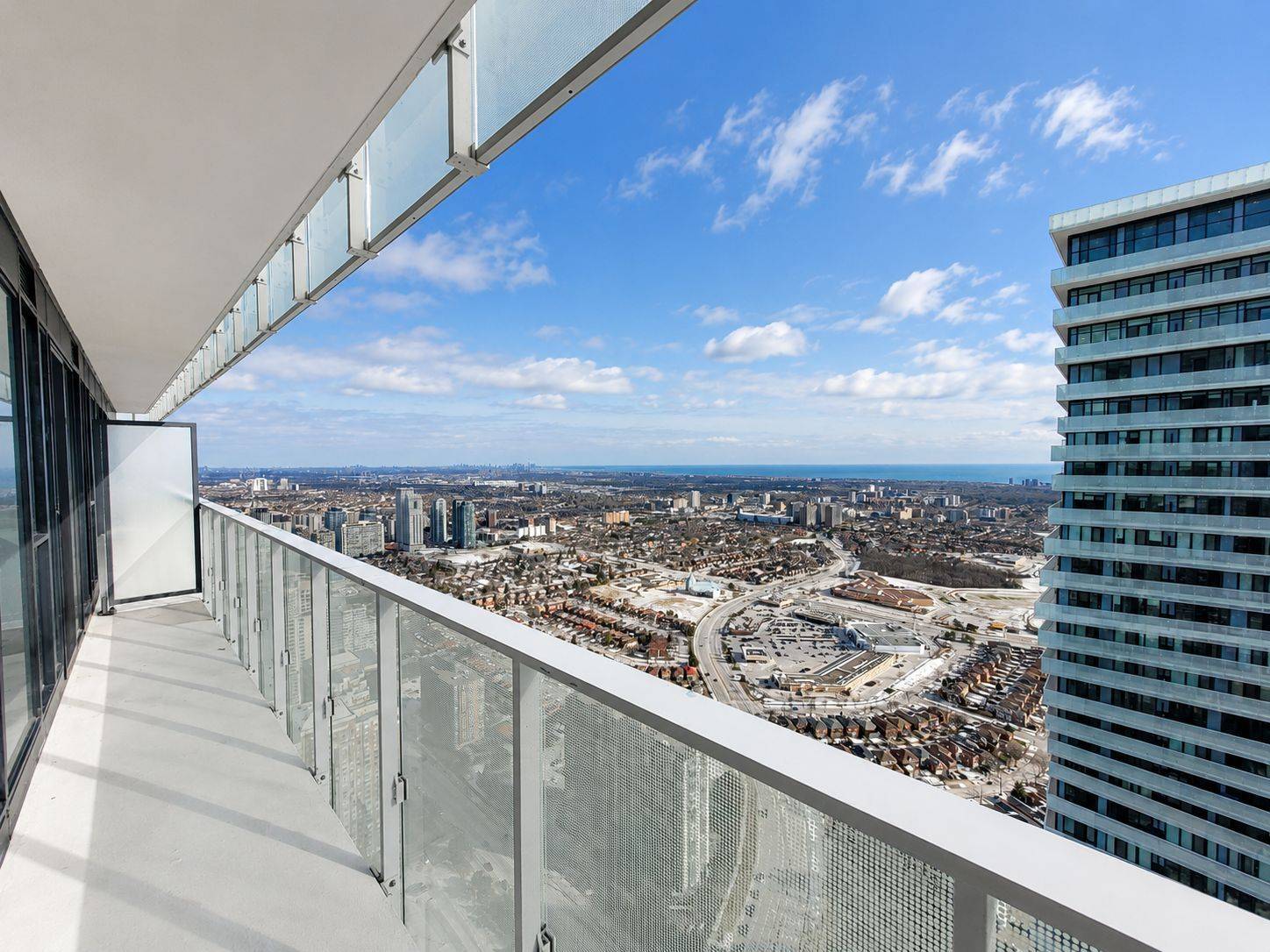 3900 Confederation Pkwy #5604, Mississauga, ON L5B 0M3