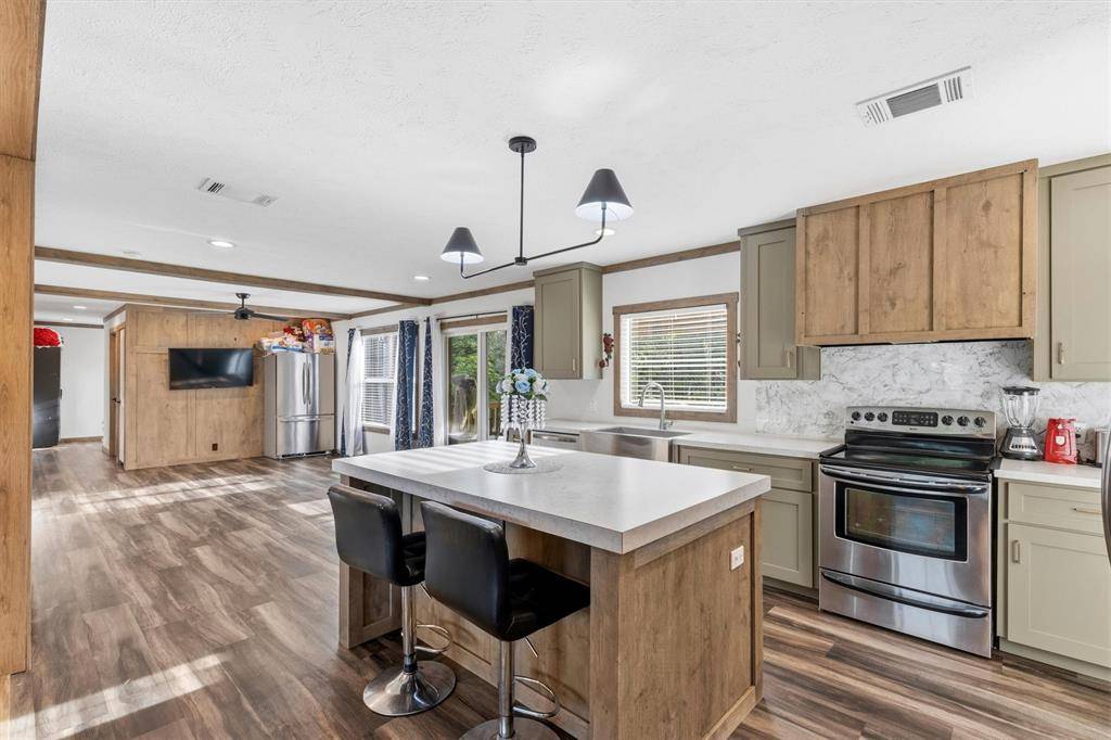 1334 E Woods Drive, Kemp, TX 75143