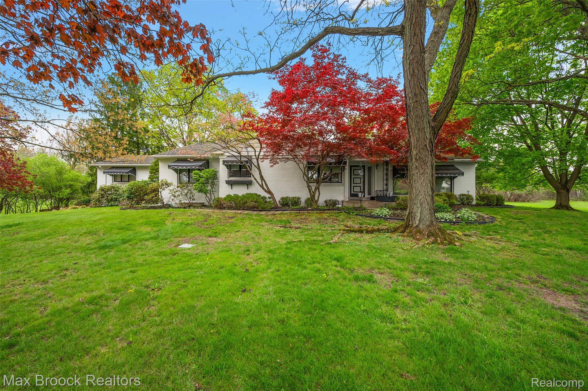 30400 Woodhaven LN, Beverly Hills Village, MI 48025