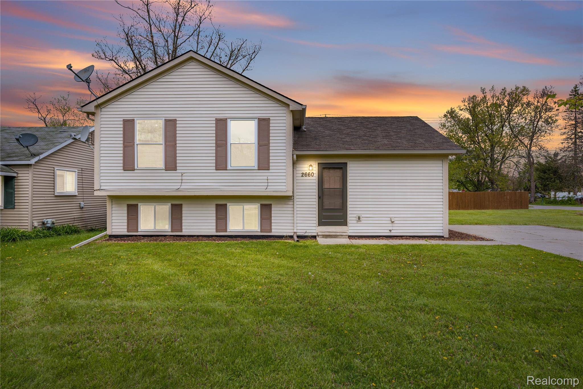 2660 Pontiac Lake RD, Waterford Charter Township, MI 48328