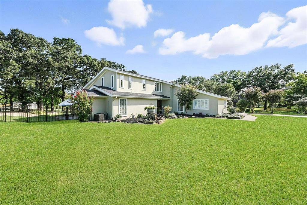 294 Wolfcreek Road, Valley View, TX 76272