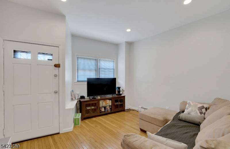 106 Broughton Ave, Bloomfield Twp., NJ 07003