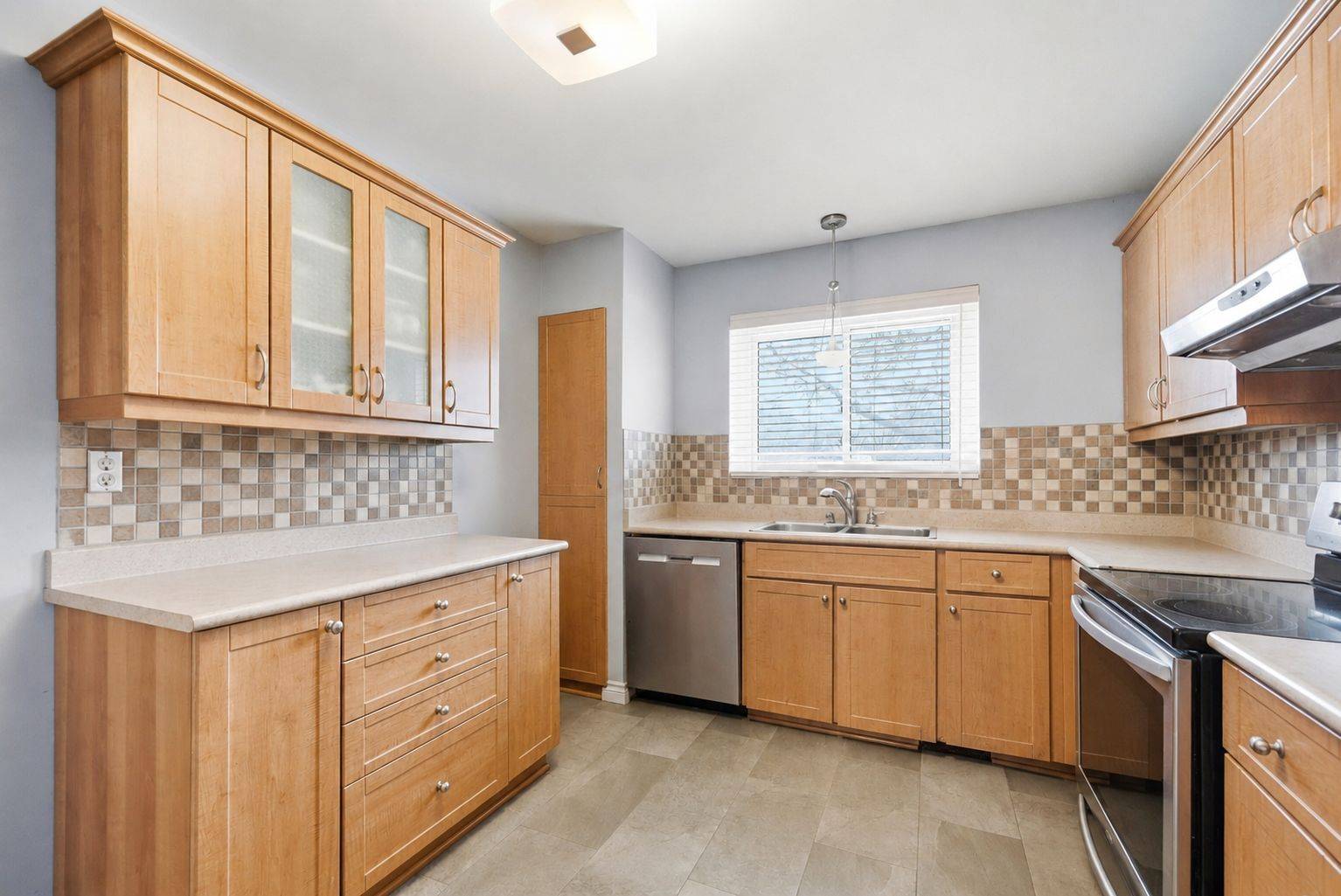 2336 Orient Park DR E #16, Blackburn Hamlet, ON K1B 4N5