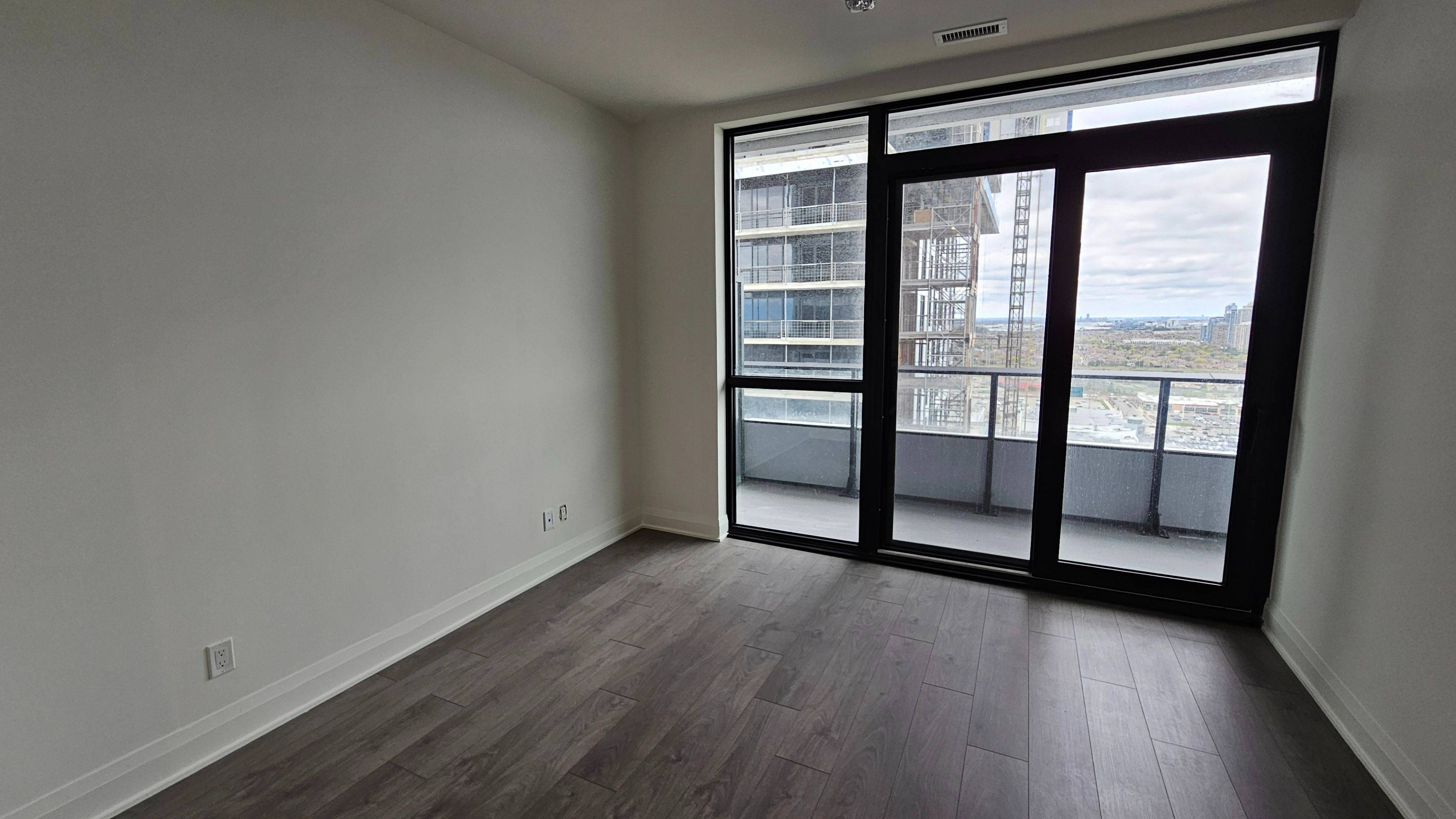 2 Erskine RD #2910, Mississauga, ON L5B 0S1