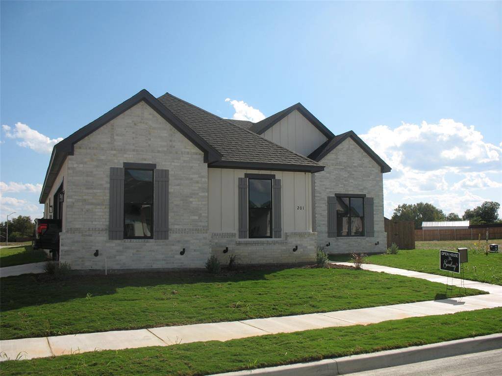 201 Cliff Court, Godley, TX 76044