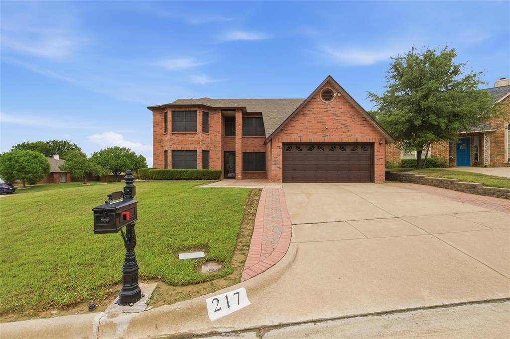 217 Sunset Oaks Drive, Fort Worth, TX 76112