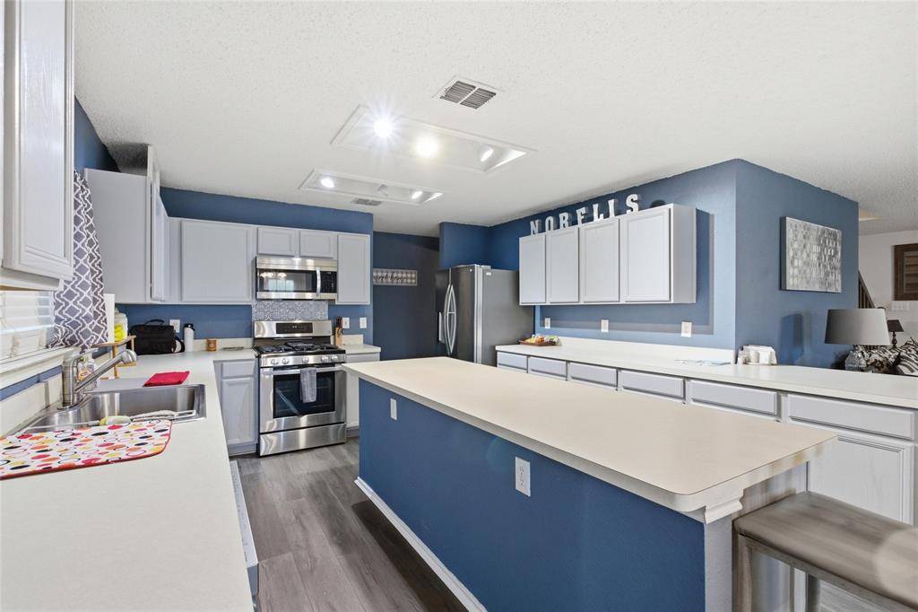 217 Sunset Oaks Drive, Fort Worth, TX 76112
