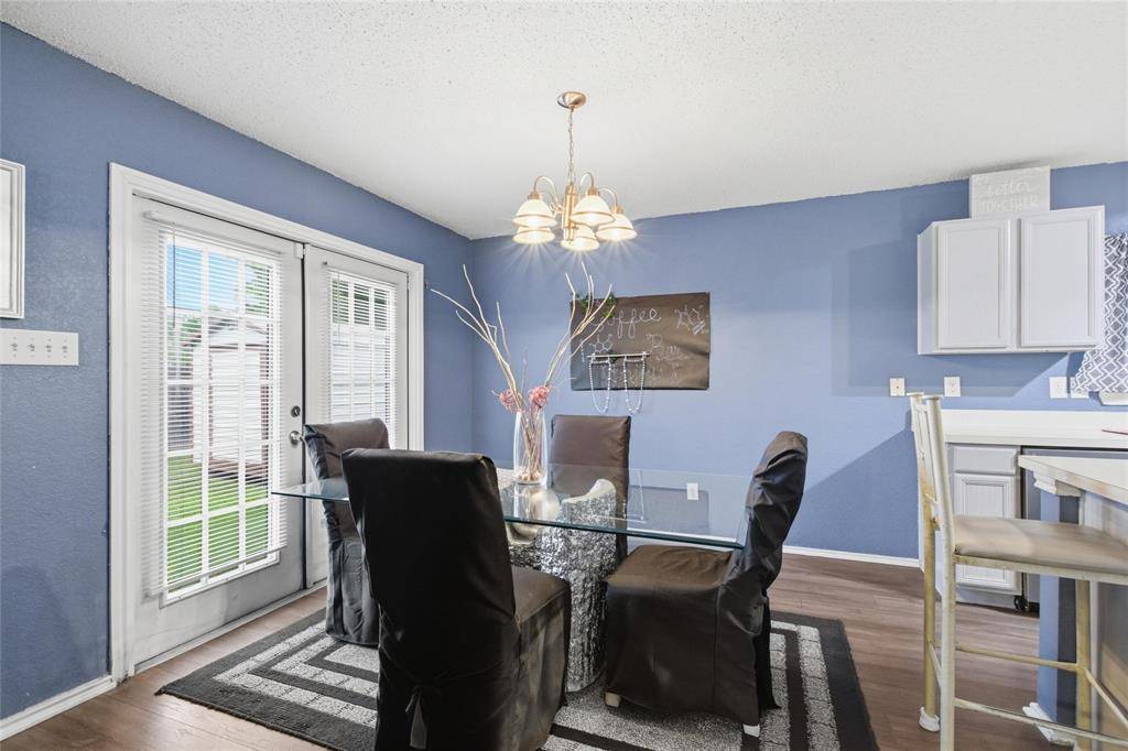 217 Sunset Oaks Drive, Fort Worth, TX 76112