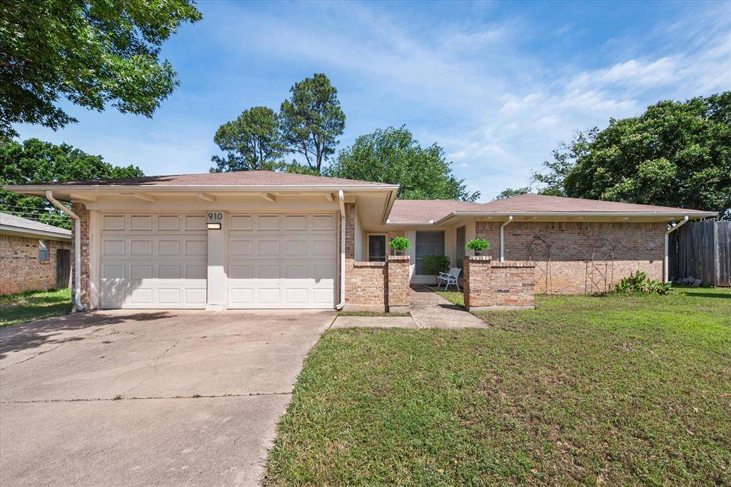 910 Cherry Laurel Lane, Arlington, TX 76012