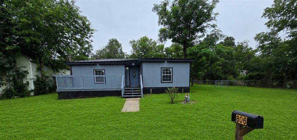 806 S Rusk Avenue, Cameron, TX 76520