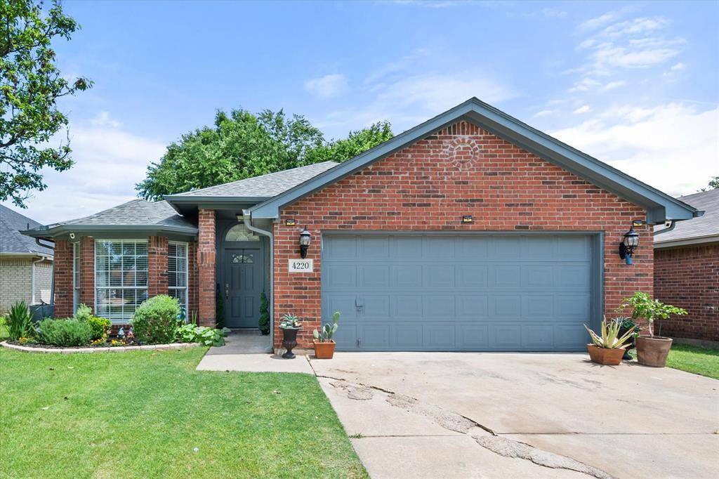 4220 Maryanne Place, Haltom City, TX 76137