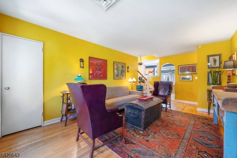 13 Lockwood Dr, Clifton City, NJ 07013