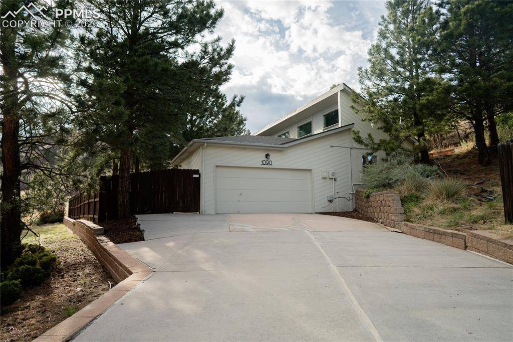 1090 N War Eagle DR, Colorado Springs, CO 80919