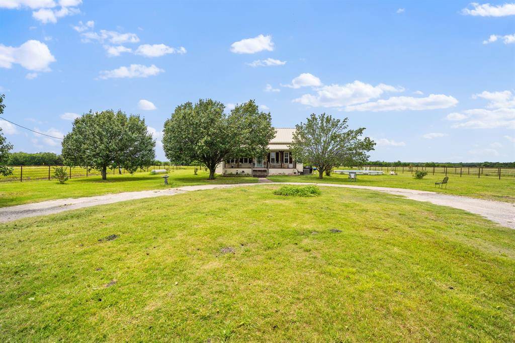 404 Fm 1566 W, Wolfe City, TX 75496