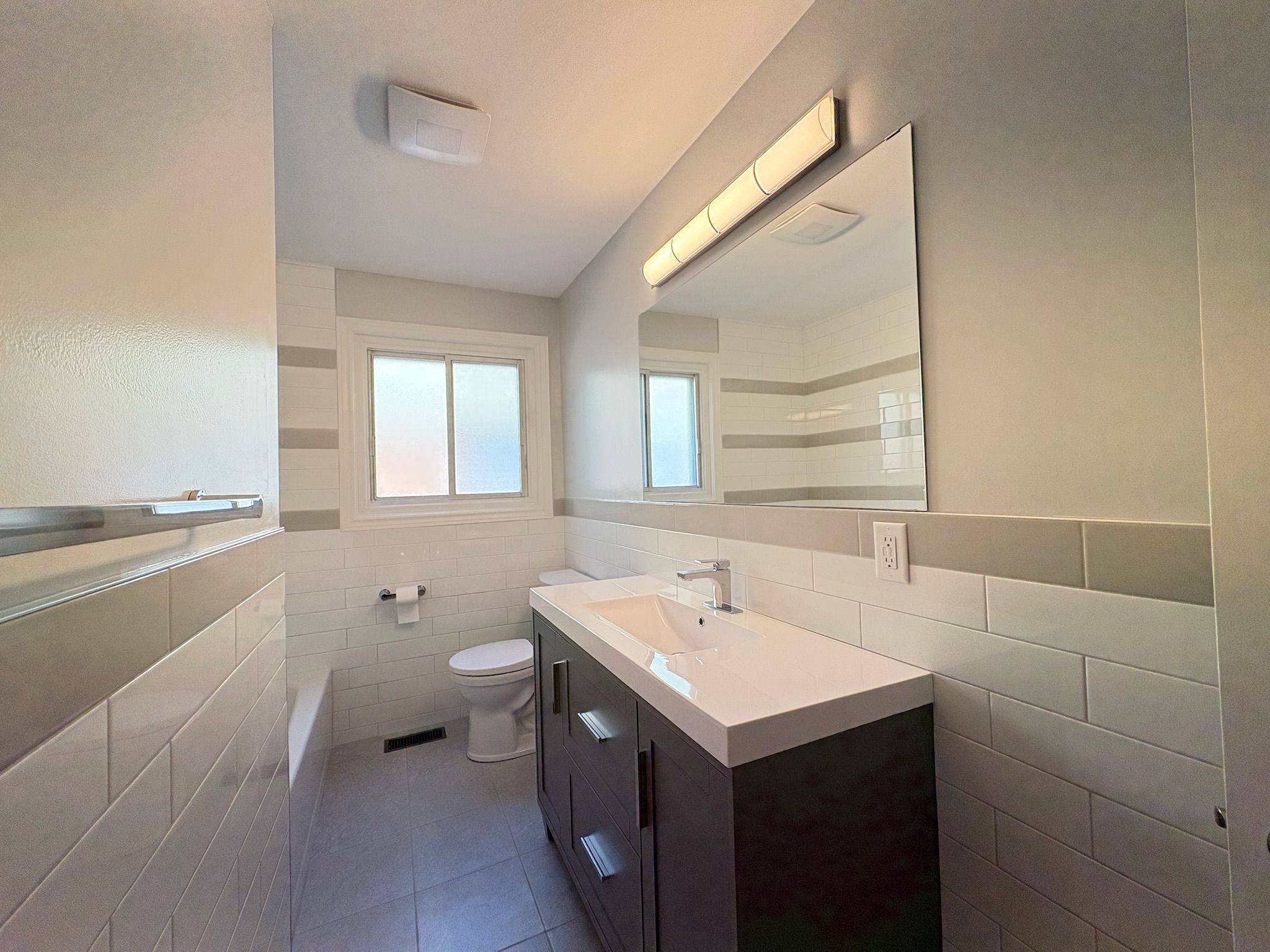 816 Dundee AVE W #1, Britannia Heights - Queensway Terrace N And Area, ON K2B 5S9