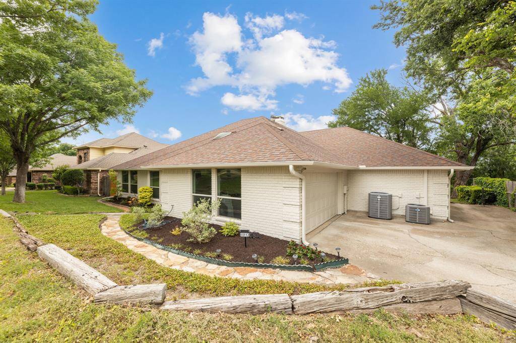 10112 Wandering Way Street, Benbrook, TX 76126