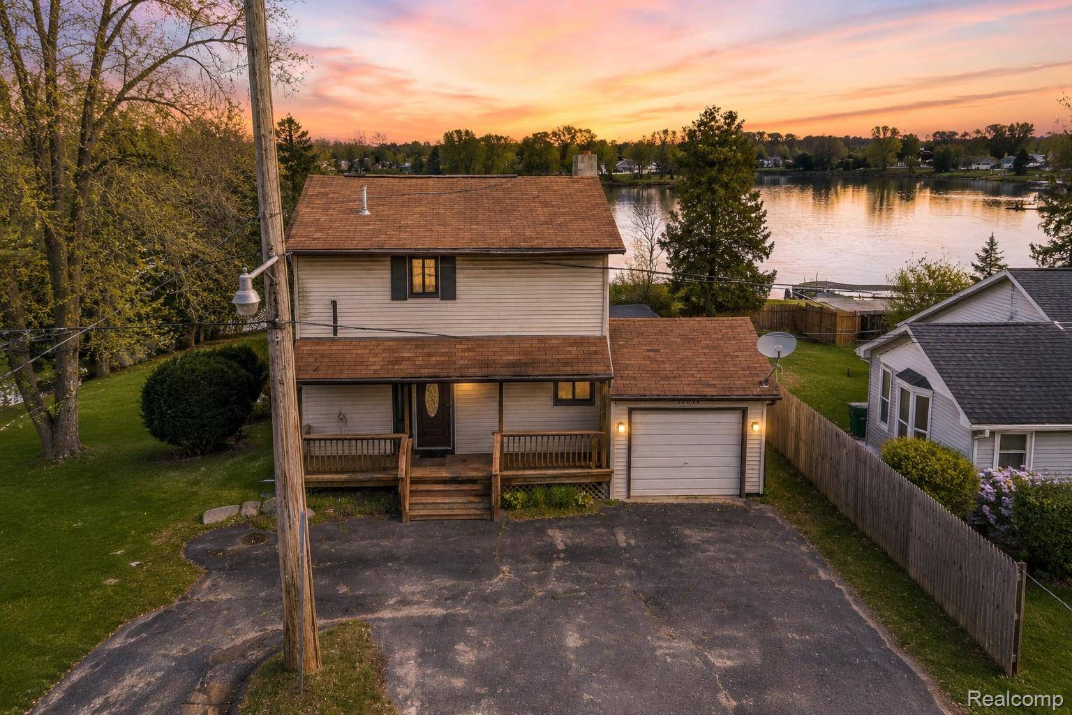 10094 Elizabeth Lake RD, White Lake Charter Township, MI 48386
