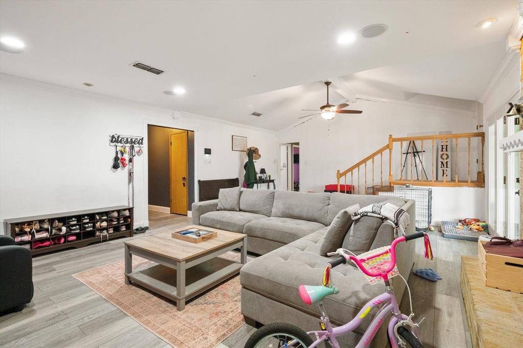 802 Crest Oak Court, Arlington, TX 76012