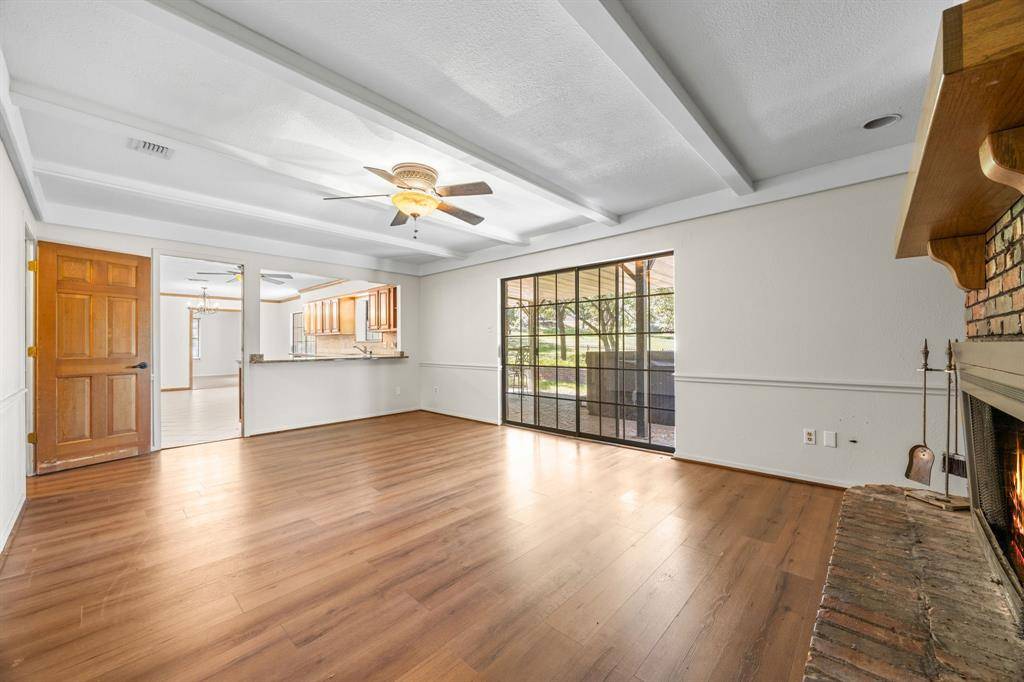 612 Doaks Drive, Runaway Bay, TX 76426