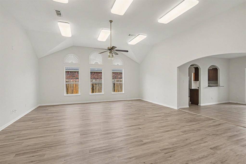 335 Quail Crossing Drive, Sanger, TX 76266