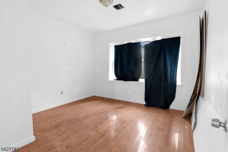 173 3Rd St, Elizabeth City, NJ 07206