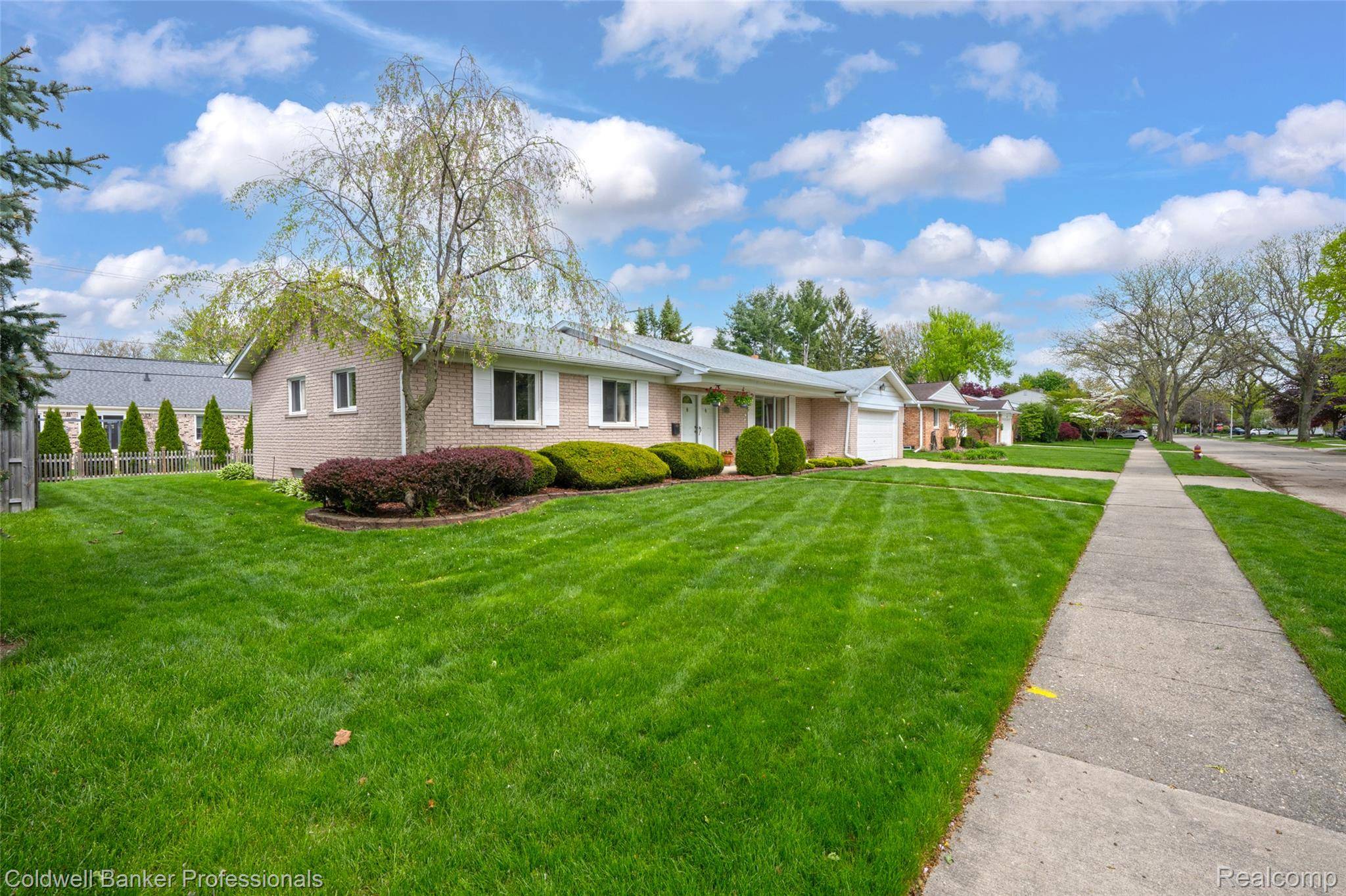 23305 N Rosedale CT, St. Clair Shores, MI 48080