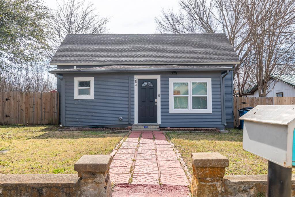 203 W Purdom Avenue, Alvarado, TX 76009