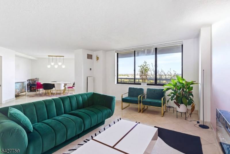 831 Harmon Cove Tower, Secaucus Town, NJ 07094
