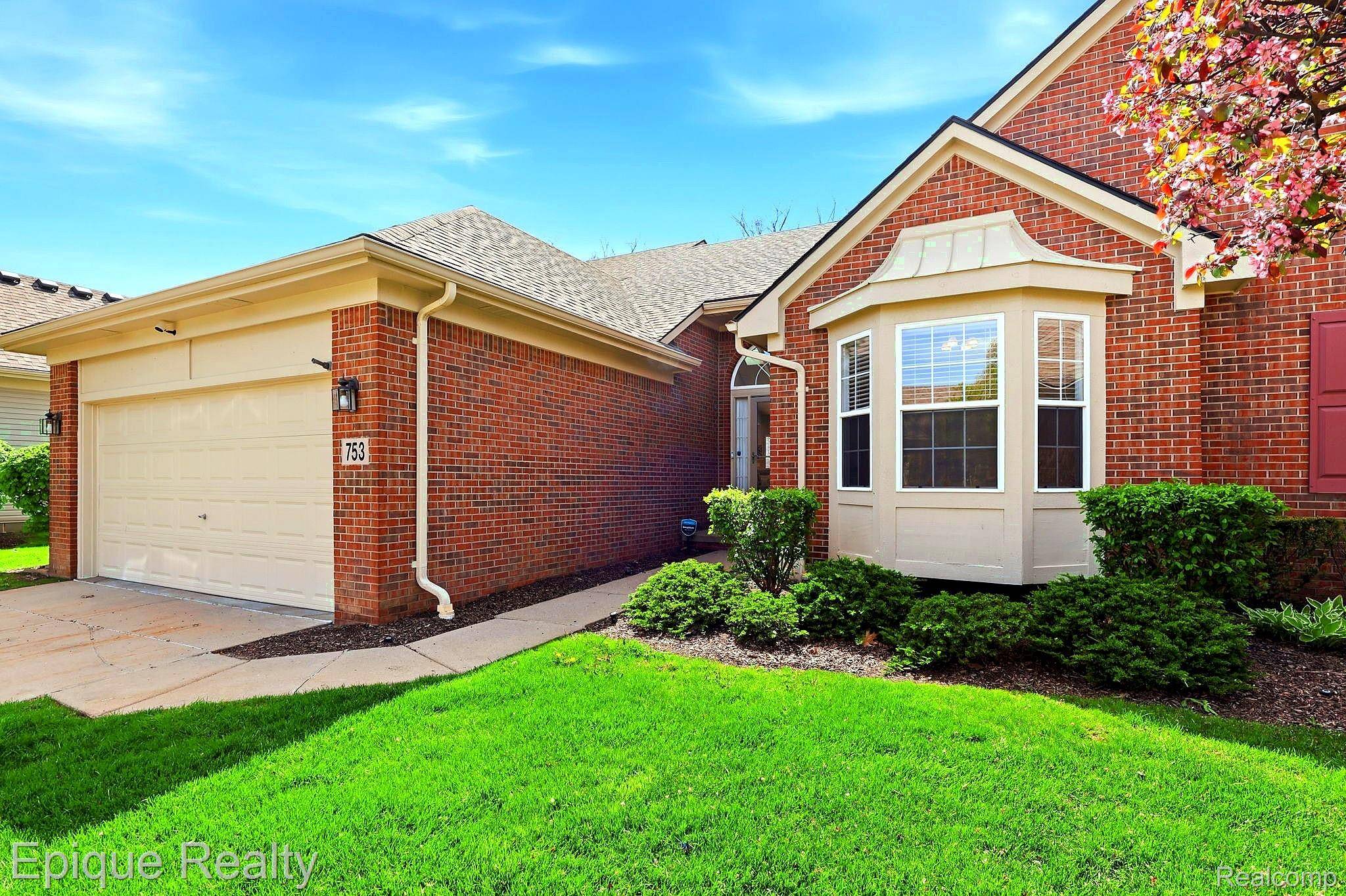753 Woodhaven DR, Commerce Charter Township, MI 48390