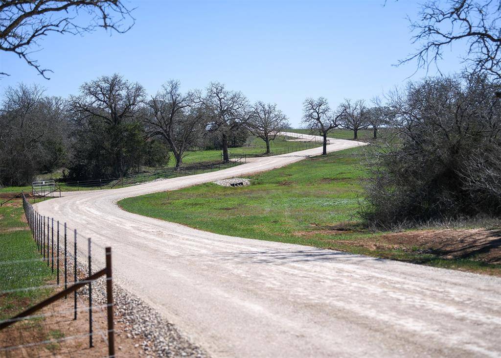 316 Main Loop Loop, Waelder, TX 78959