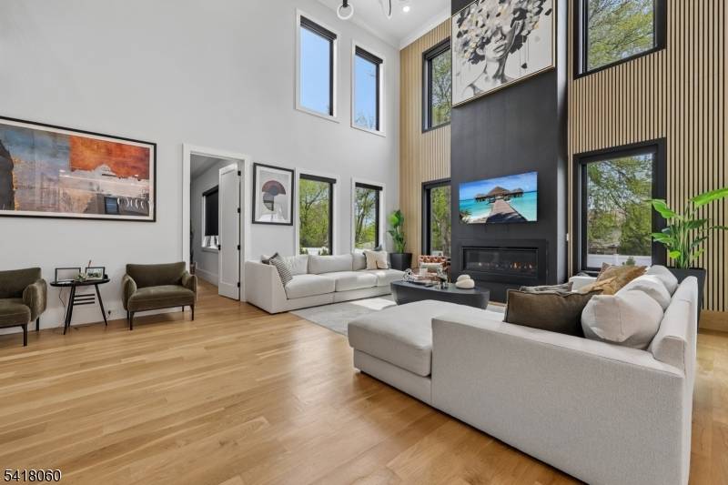 424 E Ridgewood Ave, Paramus Boro, NJ 07652