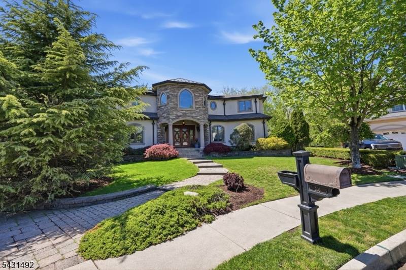 305 Blauvelt Ct, Paramus Boro, NJ 07652