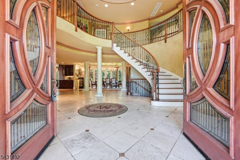 305 Blauvelt Ct, Paramus Boro, NJ 07652