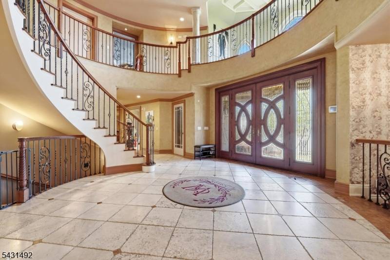 305 Blauvelt Ct, Paramus Boro, NJ 07652