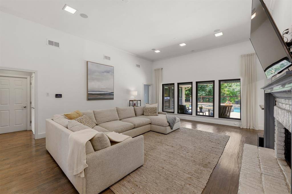 8710 Sanshire Avenue, Dallas, TX 75231
