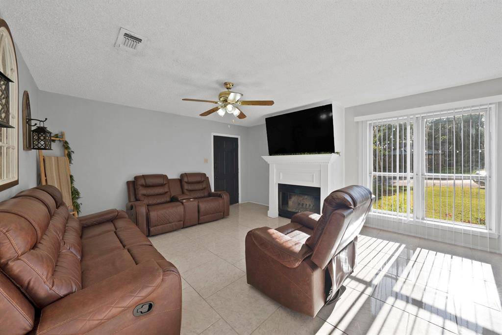 1124 Tyra Lane, Fort Worth, TX 76114