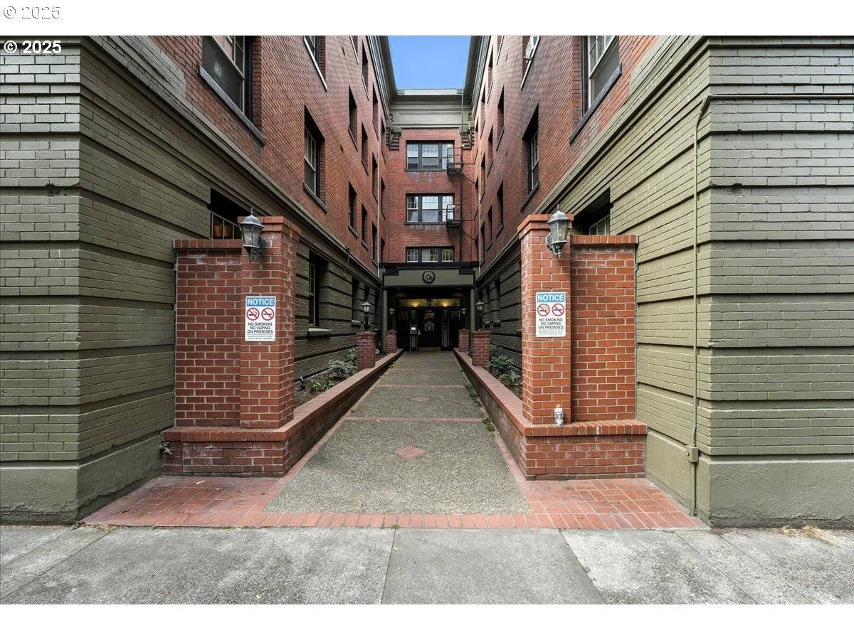 2109 NW IRVING ST #304, Portland, OR 97210