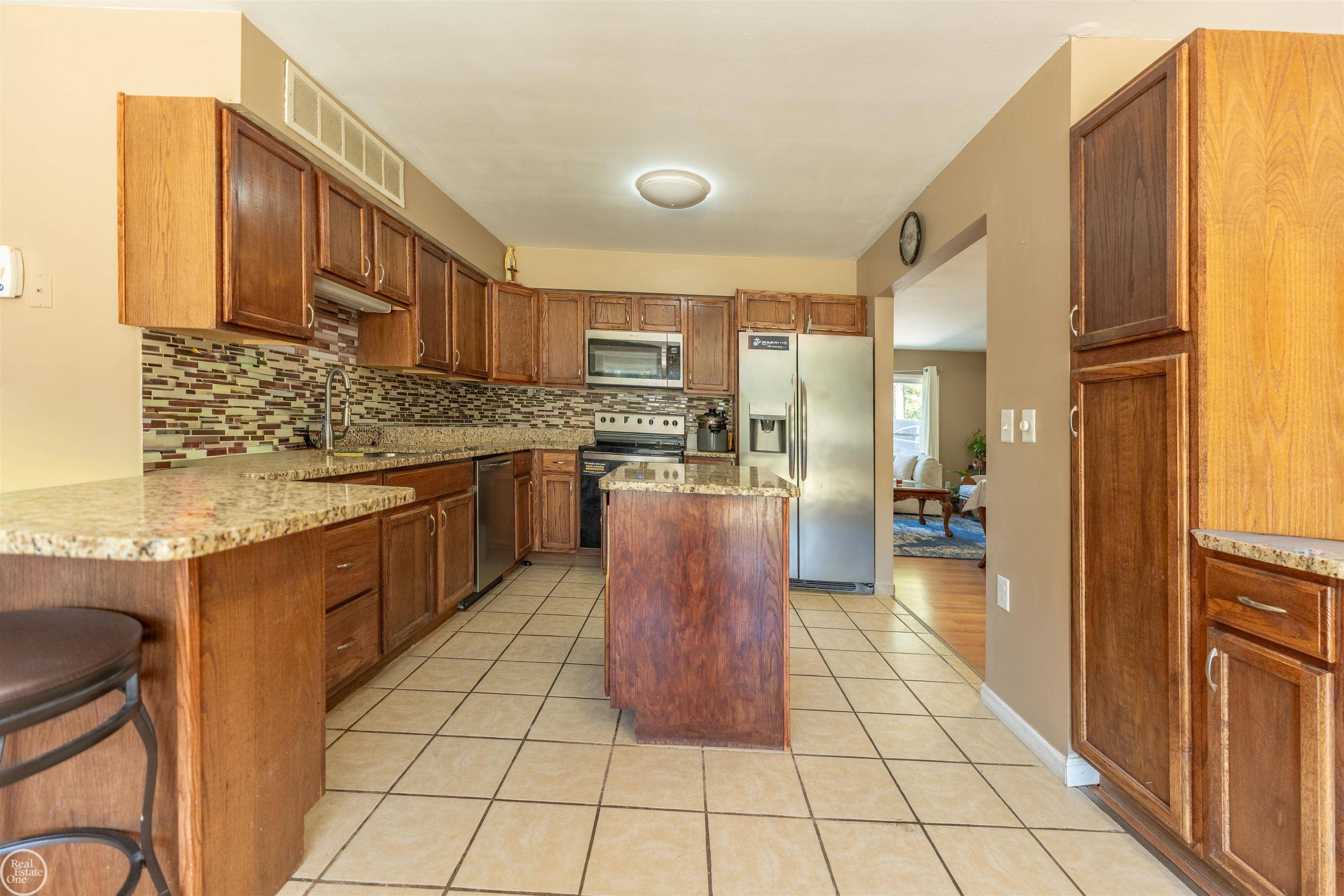 41466 Dequindre RD, Sterling Heights, MI 48314
