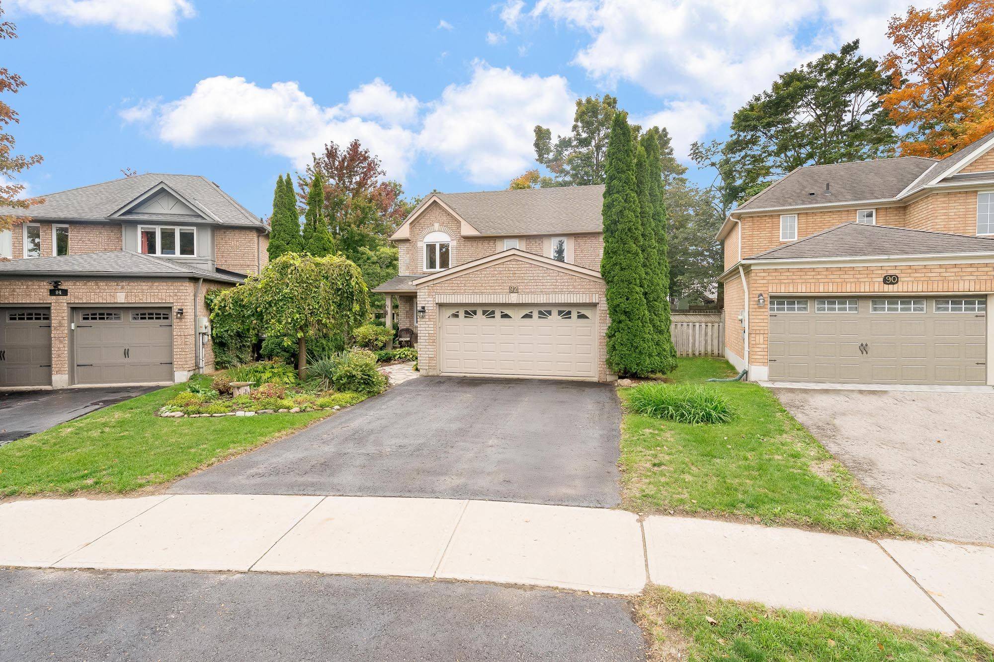 92 Brighton RD, Barrie, ON L4M 6S3