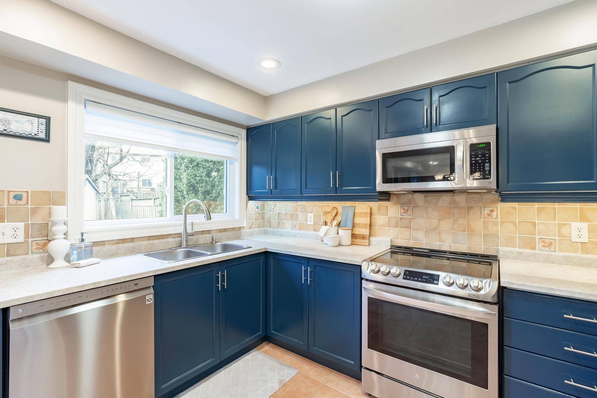 92 Brighton RD, Barrie, ON L4M 6S3
