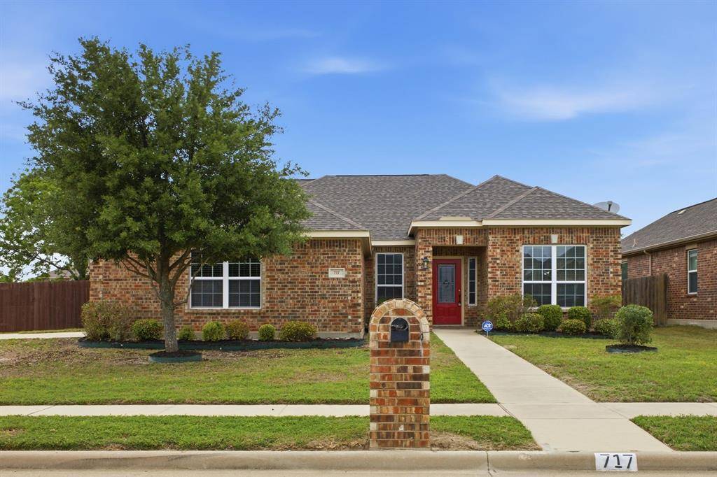 717 Roaring Springs Drive, Glenn Heights, TX 75154